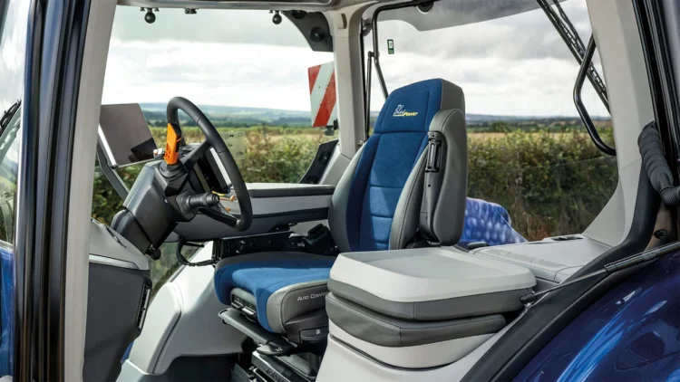 New Holland T7.245 Max. horsepower - ISO TR14396 - ECE R120 [kW/hp(CV)] 162/220 Rated engine speed (rpm) 2200 - Image 4